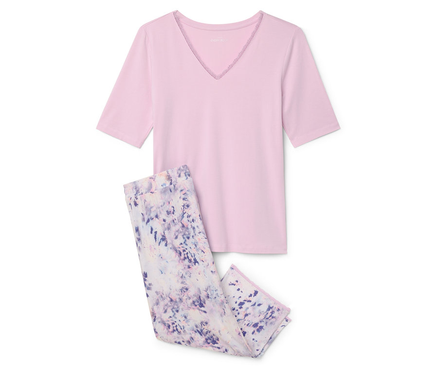 Rosa T-Shirt mit kurzen Ärmeln und lila Blumenhose.