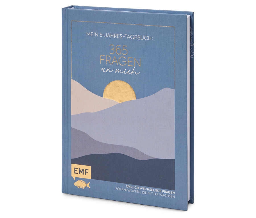 Blaues Tagebuch mit der Aufschrift „Mein 5-Jahres-Tagebuch: 365 Fragen an mich“ mit einem Landschaftsbild.