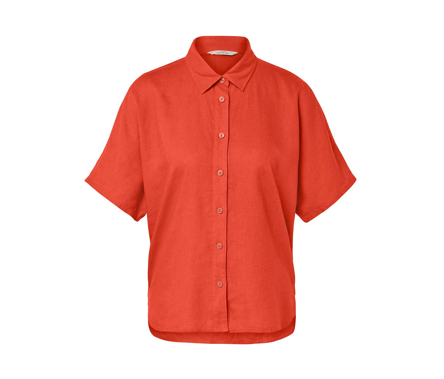 Orange Leinenbluse mit kurzen Ärmeln und Knöpfen.