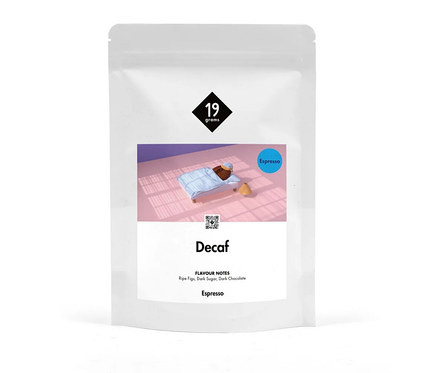 Weiße Verpackung von 19 Gramm Decaf Espresso mit einer Illustration eines Bettes und dem Text "Espresso".