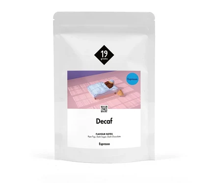 Weiße Verpackung von 19 Gramm Decaf Espresso mit einer Illustration eines Bettes und dem Text "Espresso".