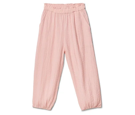 Eine rosa Stoffhose mit elastischem Bund und Ballonbeinen liegt auf einem weißen Hintergrund.