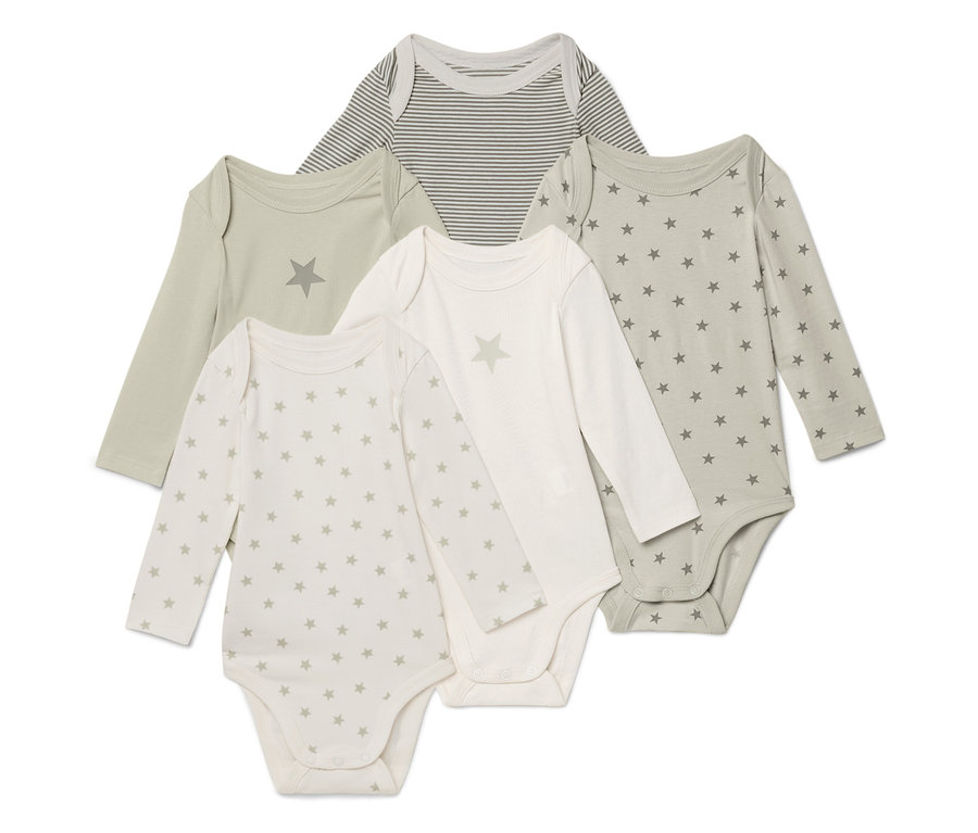 Fünf langärmelige Babybodys in verschiedenen Farben und Mustern liegen übereinander.