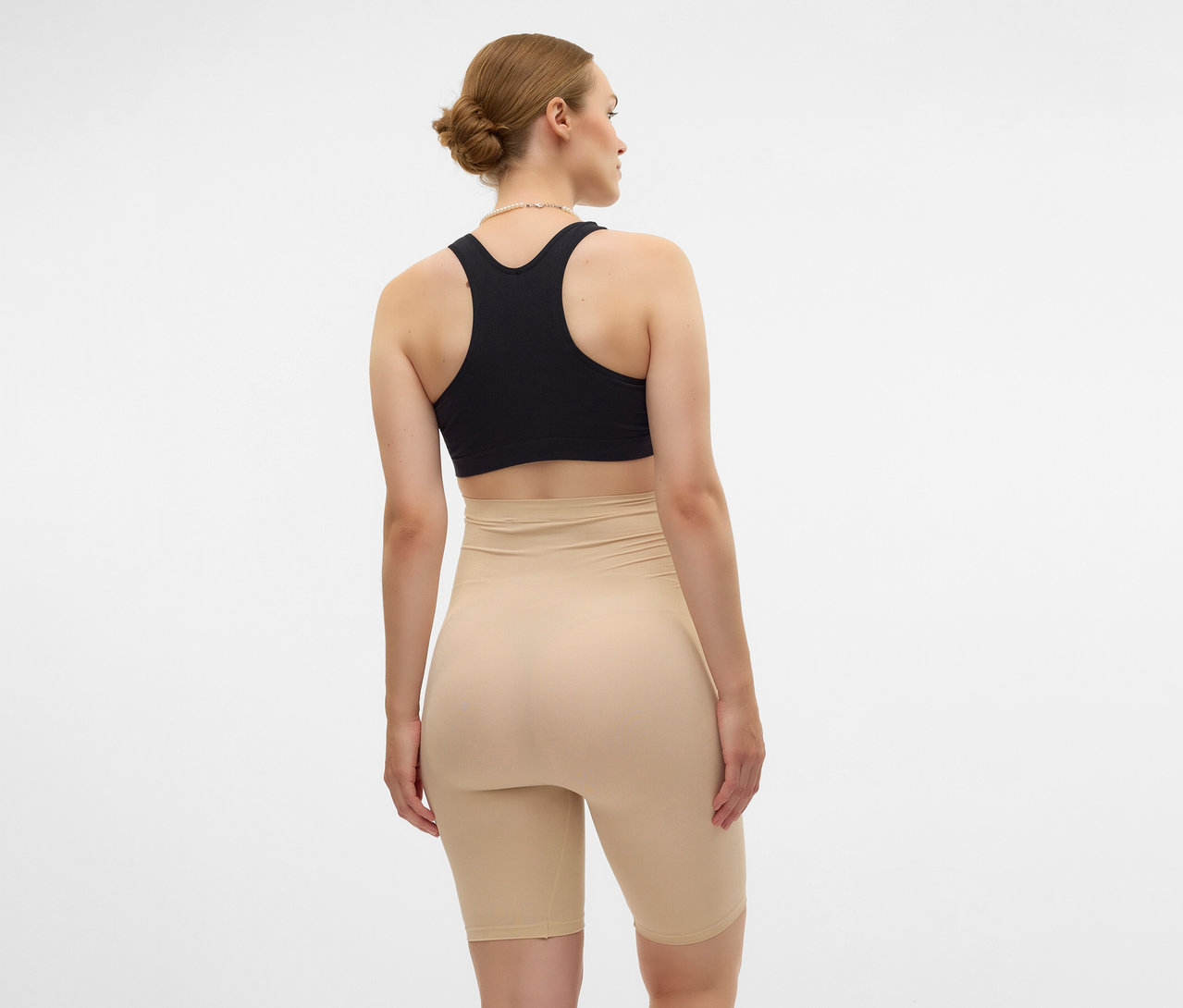 Frau von hinten in schwarzem Sport-BH und MAMALICIOUS Skinny Shorts »MLTIA JEANNE«, schwarz.