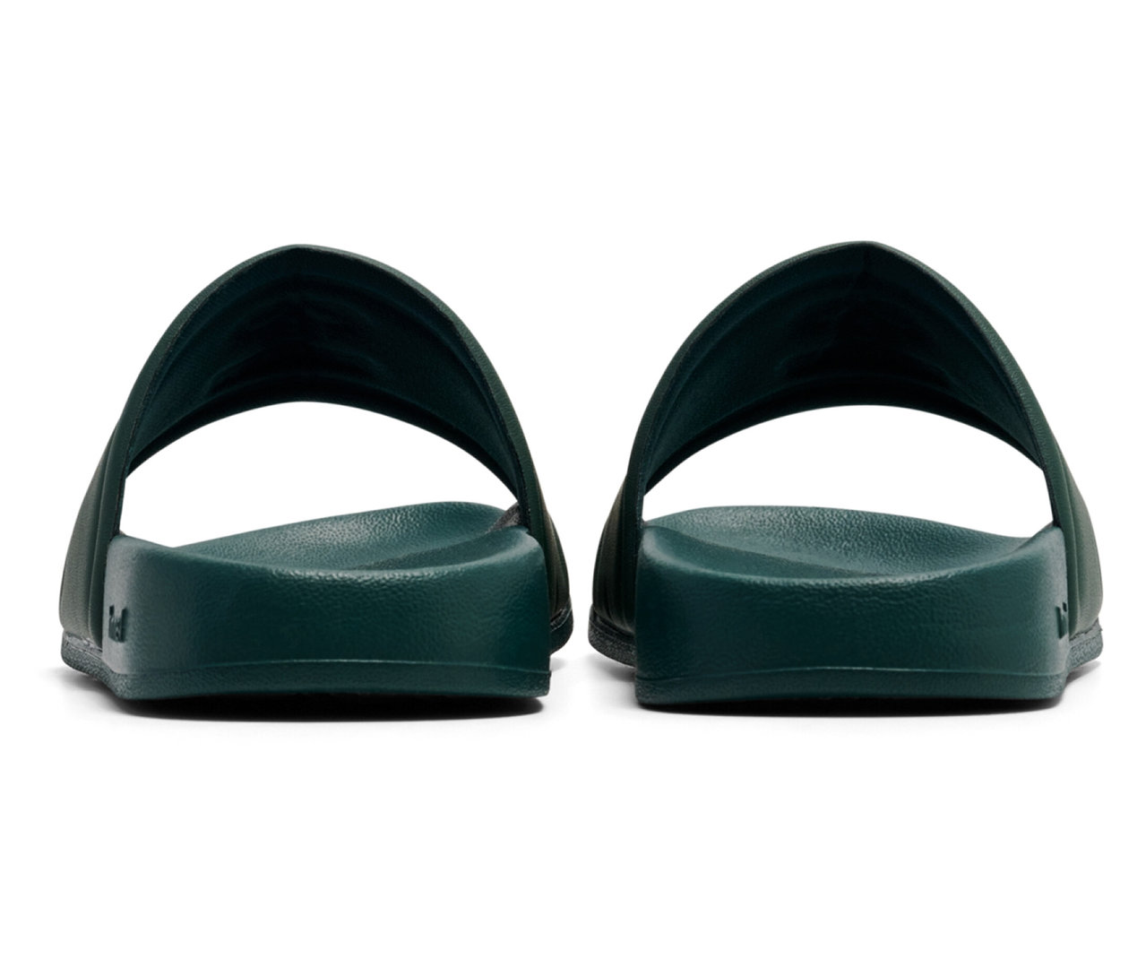 Draufsicht auf ein Paar hummel® Pool Slide JR Badelatschen in Grün.