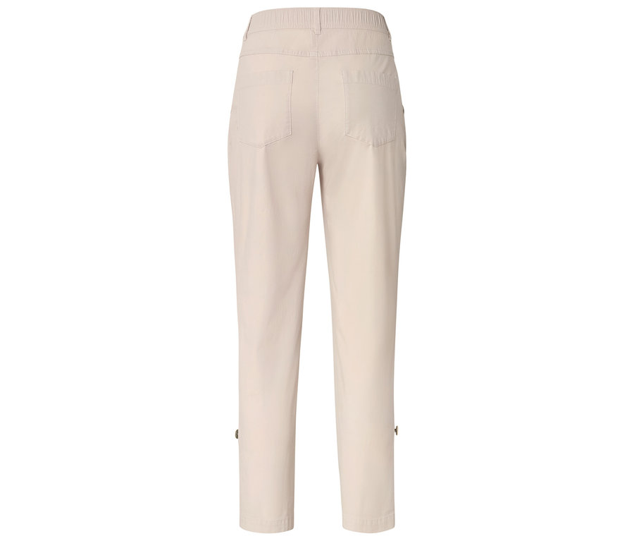 Rückansicht einer hellbeigen Hose mit Gummibund und Knöpfen am Saum.
