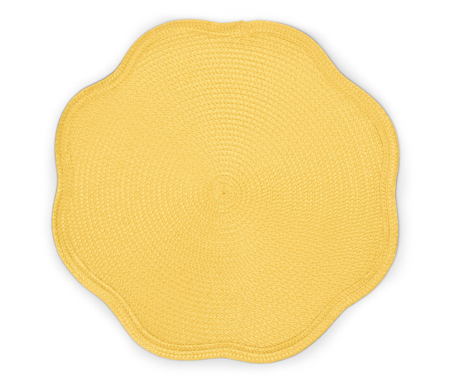 Gelber, blütenförmiger Tischset aus gewebtem Material.