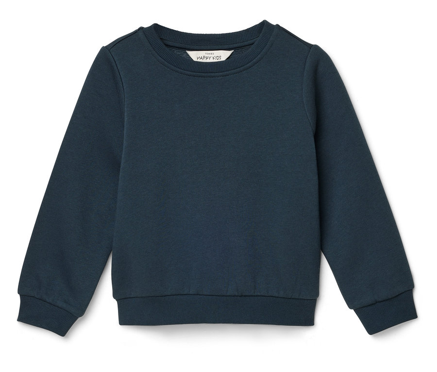 Blauer Pullover für Kinder liegt auf einem weißen Hintergrund.