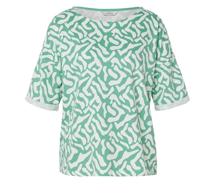 Ein grünes und weißes T-Shirt mit abstraktem Muster liegt flach.