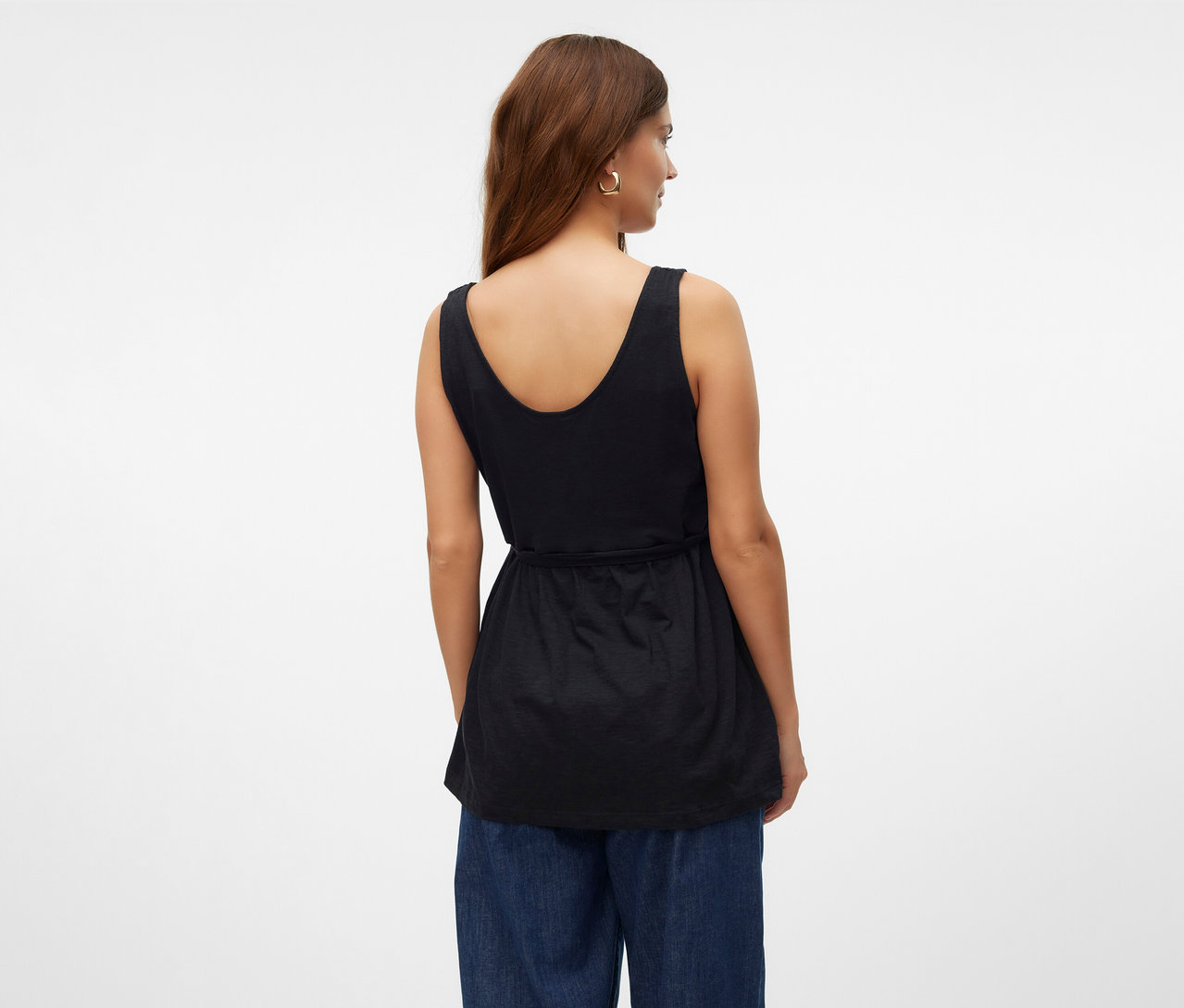 Frau von hinten mit MAMALICIOUS Stilltop »MLEVI LIA« und blauen Jeans.