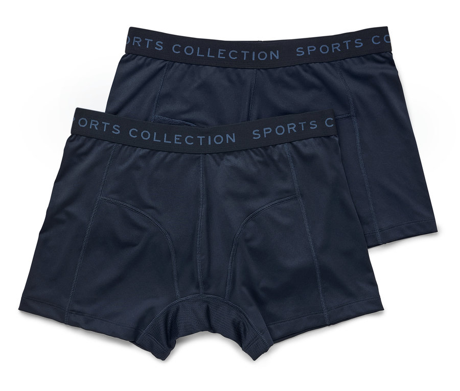 Zwei marineblaue Boxershorts liegen übereinander, mit dem Aufdruck "SPORTS COLLECTION SPORTS CO" auf dem Bund.
