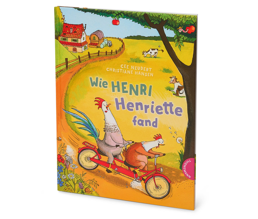 Illustration eines Kinderbuchcovers mit einem Hahn und einer Henne, die auf einem Tandem vor einer ländlichen Szene fahren.