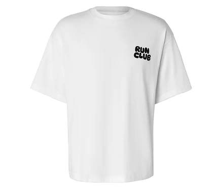 Weißes Sportshirt mit schwarzem 'RUN CLUB'-Aufdruck auf der Brust.