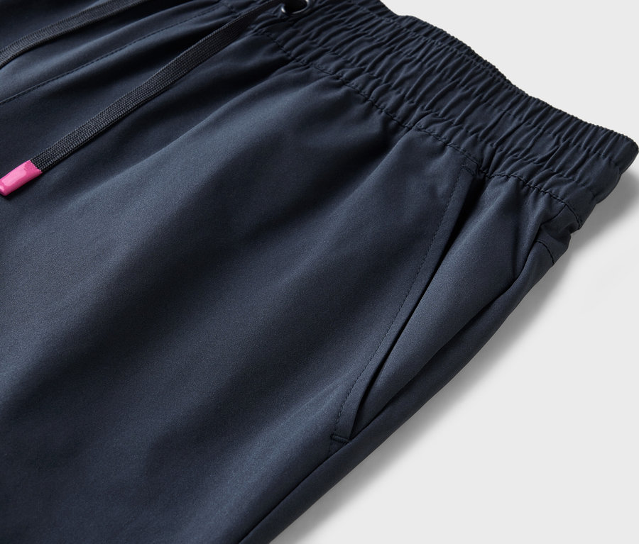 Detailaufnahme einer marineblauen Hose mit Gummizug und Kordelzug