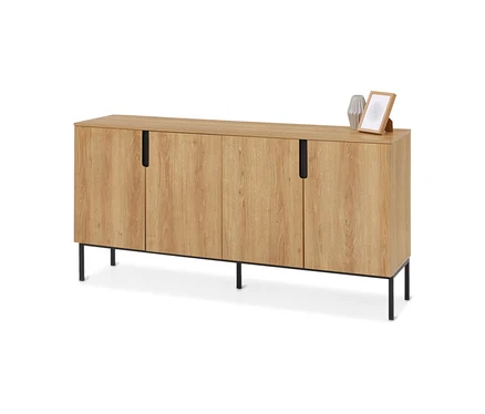 Helles Sideboard in Holzoptik mit vier Türen und schwarzen Griffen, auf schwarzen Metallbeinen. Darauf stehen eine graue Vase und ein Holzbilderrahmen.