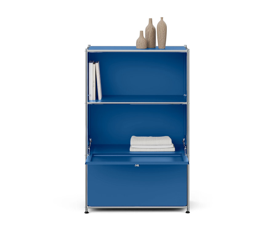 Blauer modularer Schrank mit Chromrahmen und drei Ebenen. Oben stehen drei dekorative Vasen, in der Mitte zwei weiße Bücher und im teilweise geöffneten unteren Fach liegen drei gefaltete weiße Handtücher.