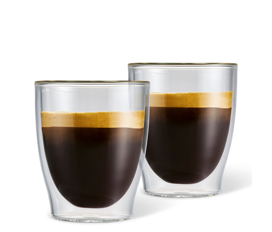 Zwei doppelwandige Caffè Crema Gläser, gefüllt mit Kaffee.