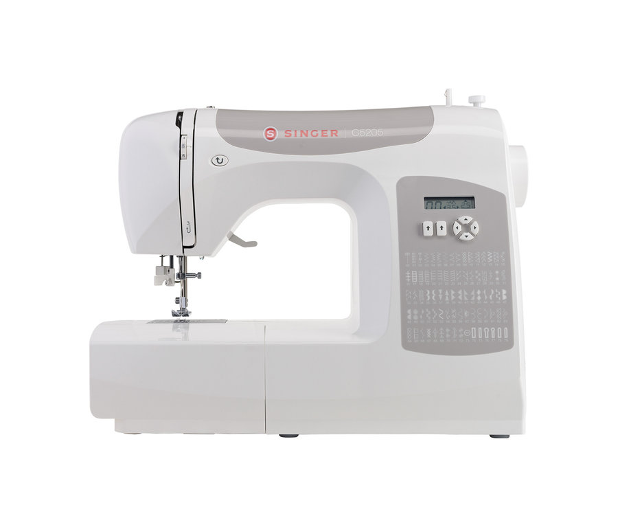 Weiße und graue Singer Computer-Nähmaschine C5205 mit Digitalanzeige, Bedientasten und Stichmusterübersicht.