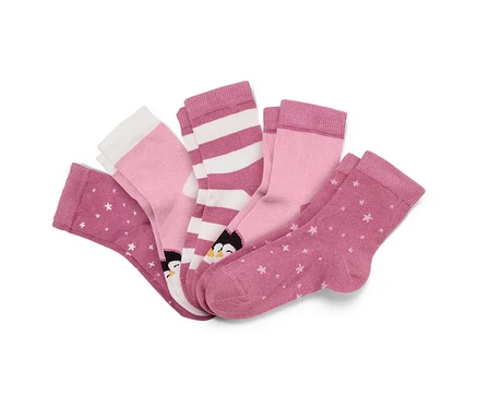 Fünf Paar Kinder-Socken in Rosa und Mauve, teils gestreift, mit Sternen und Pinguinmotiven.