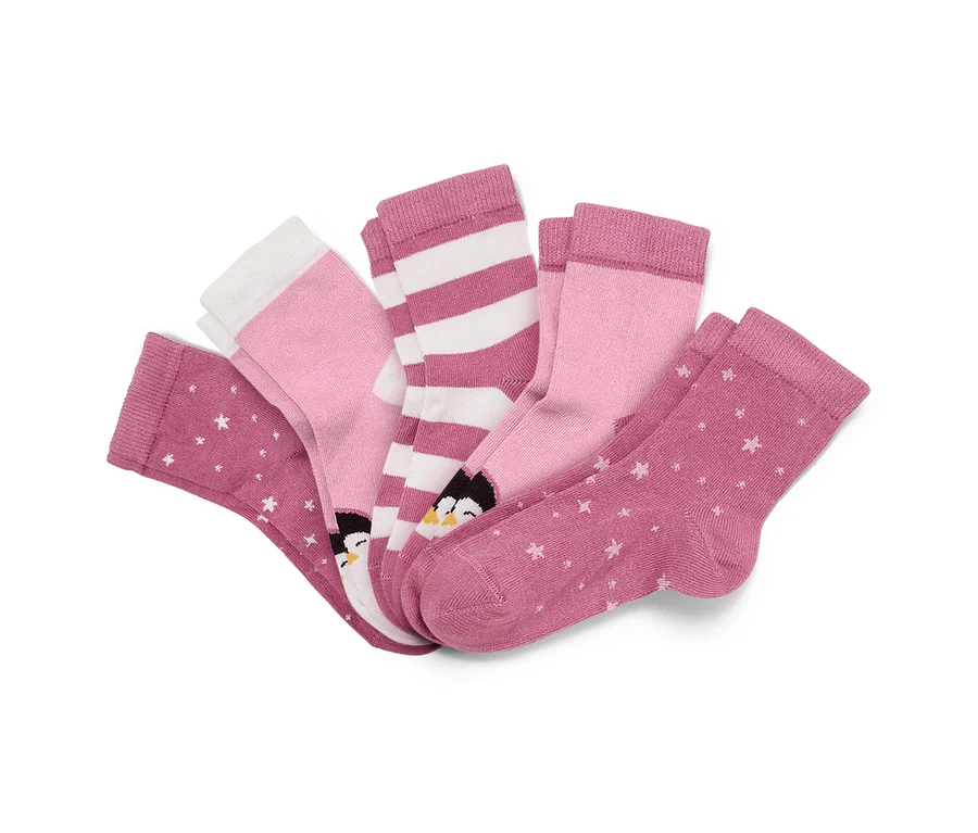 Fünf Paar Kinder-Socken in Rosa und Mauve, teils gestreift, mit Sternen und Pinguinmotiven.