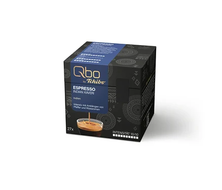 Eine Qbo by Tchibo Espresso Indian Kaveri Kaffeekapselpackung mit einer Tasse Espresso ist vor einem weißen Hintergrund zu sehen.