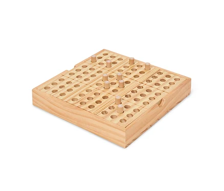 Holzbrettspiel mit nummerierten Stiften auf weißem Hintergrund.