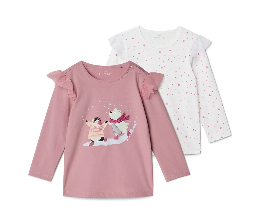 Zwei Langarmshirts für Kinder: ein rosafarbenes mit Pinguin und Eisbär beim Eislaufen und ein weißes mit rosa Sternenmuster, beide mit Rüschen an den Schultern.