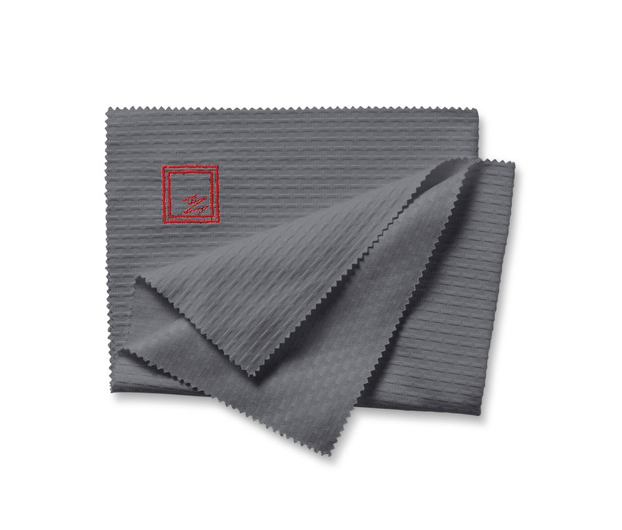 Graues 1 Fenstertuch und 1 Poliertuch aus dem Reinigungstuch-Set auf weißem Hintergrund.