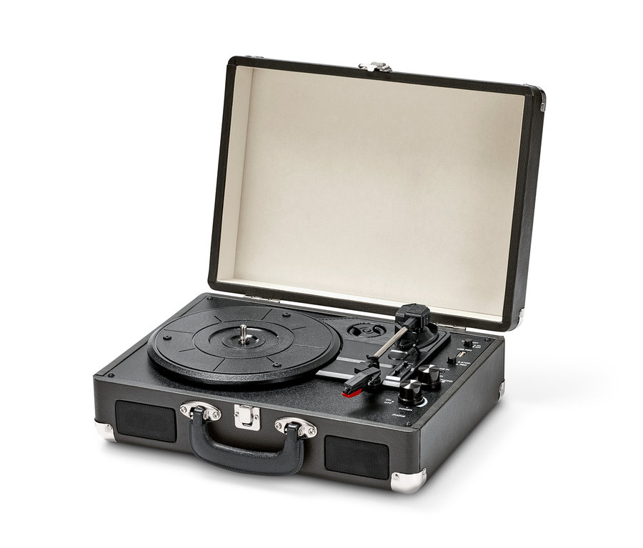 Ein schwarzer, tragbarer Retro-Plattenspieler mit Bluetooth®-Funktion mit geöffnetem Deckel.