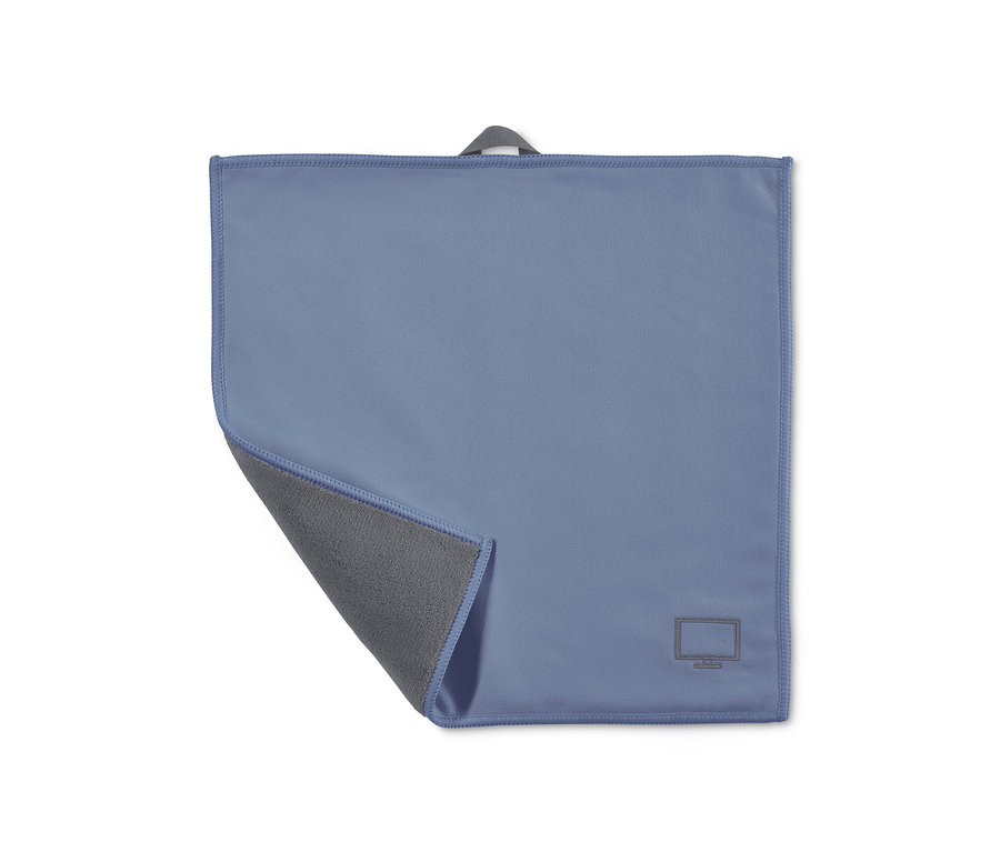 Blaues Reinigungstuch aus dem Premium-Reinigungstuch-Set mit grauem Futter und grauer Aufhängelasche.