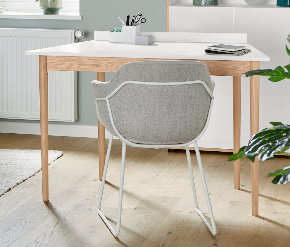 Im Wohnzimmer stehen ein SCAPA Modul-Sofa »Berlin«, Eckelement rechts, und eine Stehleuchte aus Metall, weiß.