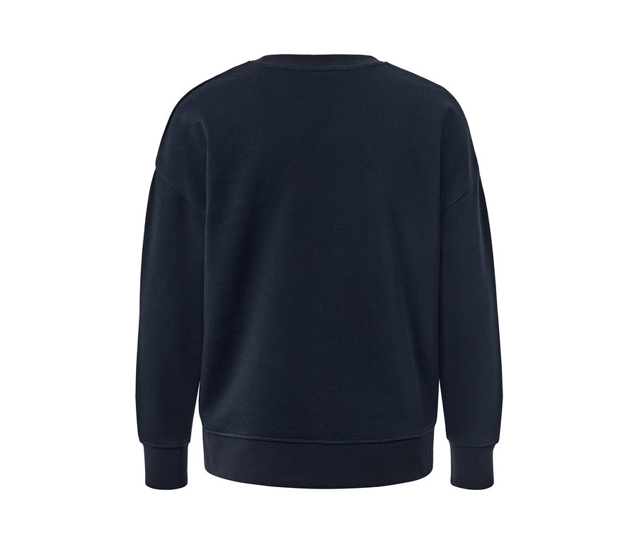 Dunkelblaues Sweatshirt.