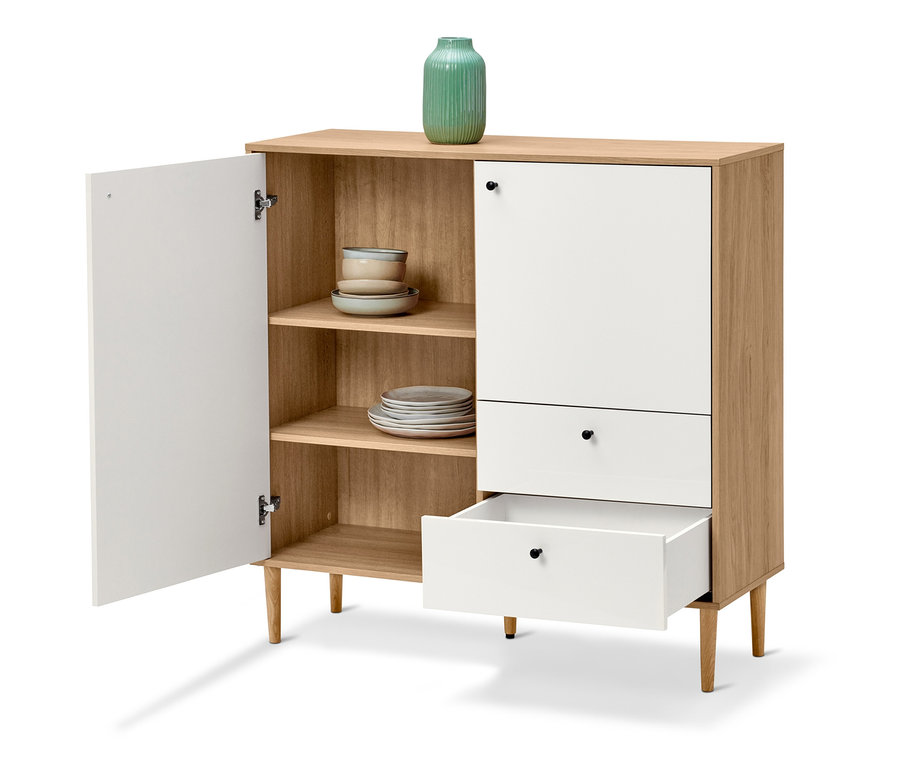 Geöffnetes weißes Highboard »Bekeson« mit Geschirr in den Regalen und einer grünen Vase oben drauf.