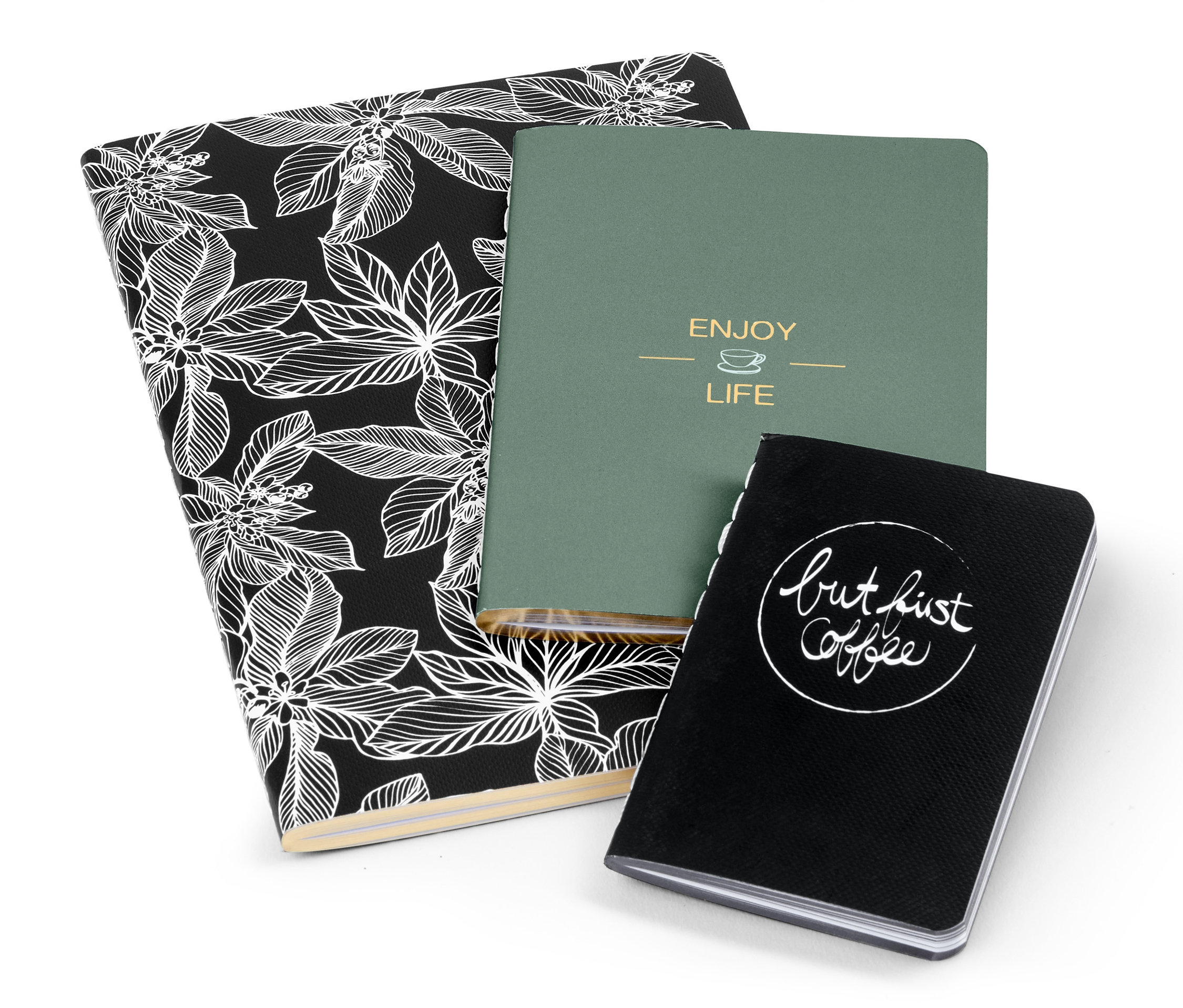 Notizbuch-Set: ein Notizbuch mit Blumenmuster, ein grünes Notizbuch mit Schriftzug und ein schwarzes Notizbuch mit Schriftzug.