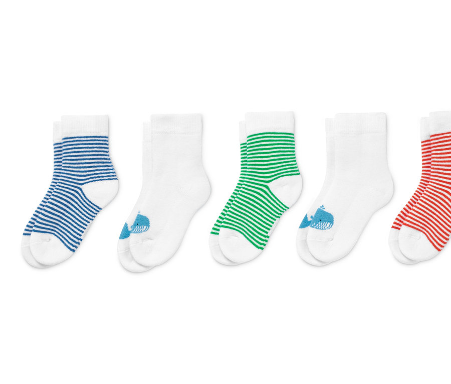 Fünf Paar Baby Frottee-Söckchen in Weiss mit verschiedenen Mustern und Farben.