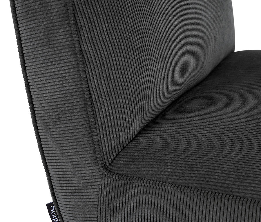 Detailansicht eines Design-Sessels mit Fußhocker von SCAPA, in Anthrazit.