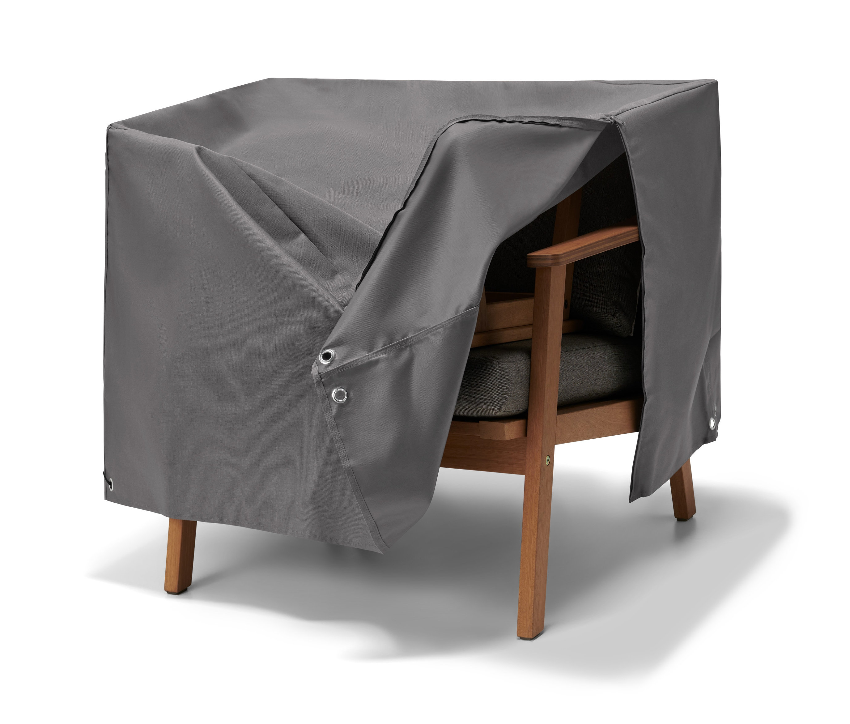 Graue Premium-Abdeckhaube, Sessel über einem Gartenstuhl.