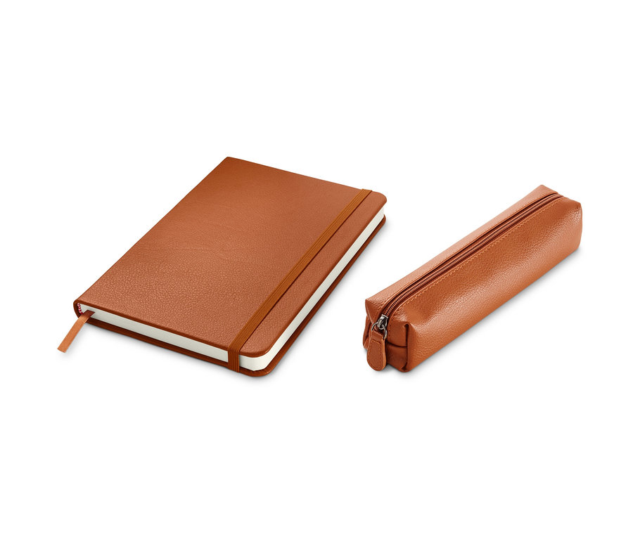 Ein braunes Notizbuch und ein Stifteetui liegen auf einem weißen Hintergrund.