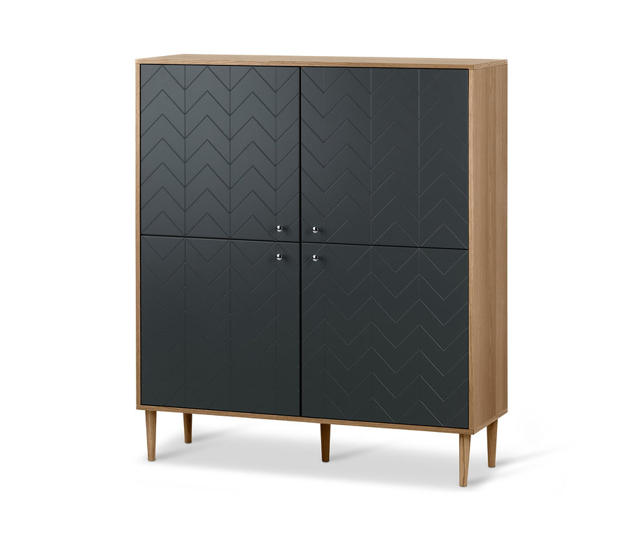 Highboard mit modern strukturierten Fronten, vier Türen und silbernen Griffen.