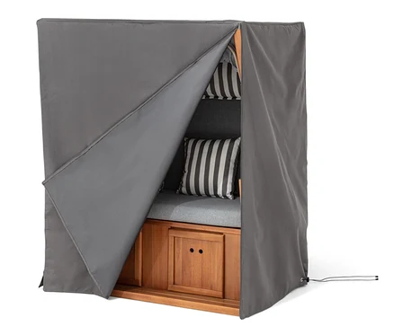 Strandkorb mit Premium-Abdeckhaube XL, teilweise geöffnet, mit gestreiften Kissen und Holzrahmen.