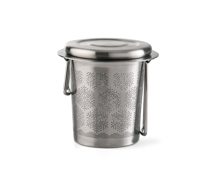 Ein silbernes Teesieb mit Deckel.