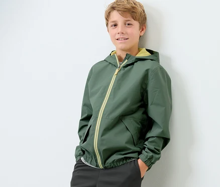 Junge posiert in Kinder-Sport-Funktionsjacke.