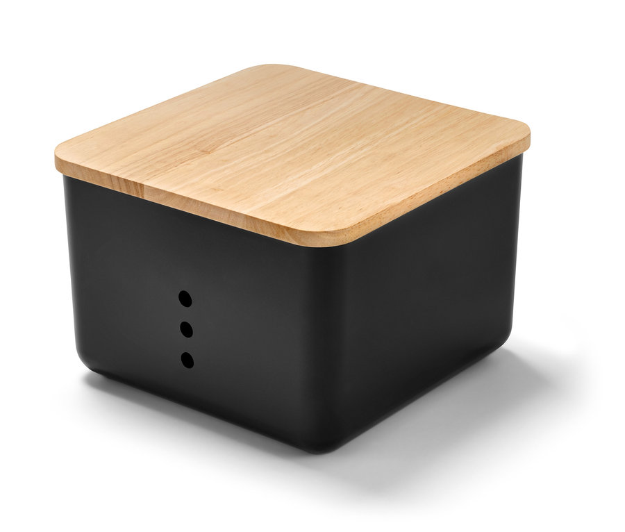 Schwarzer Aufbewahrungskasten mit Holzdeckel.