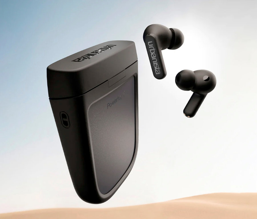 Schwarze In-Ear Kopfhörer mit Solarladefunktion »Urbanista Phoenix« und Ladecase vor hellem Hintergrund.