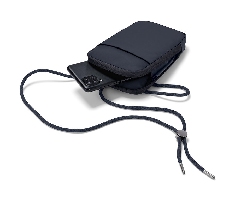 Dunkelblaue Anti-Frost-Handytasche mit schwarzem Handy darin.