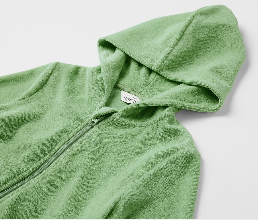 Detailansicht einer hellgrünen Kinder-Frottier-Jacke mit Kapuze und Reißverschluss.