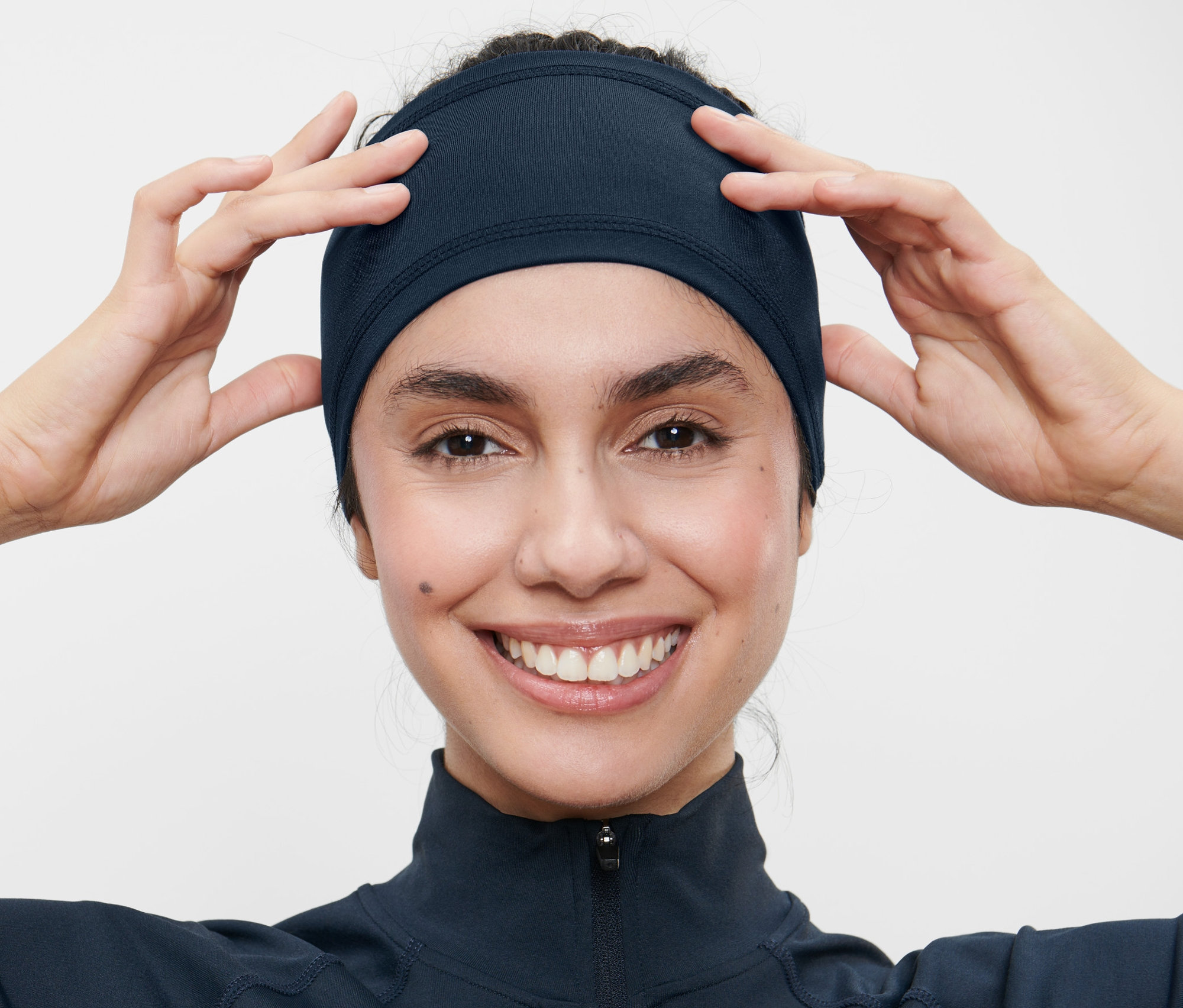 Frau richtet ein Sport-Stirnband.