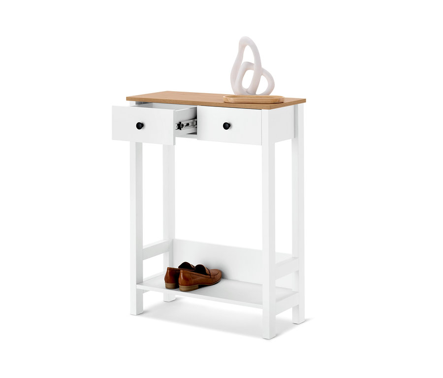 Eine weiße Konsole mit 2 Schubladen, von denen eine geöffnet ist, mit braunen Schuhen auf dem unteren Regal und einer weißen Dekoration oben.