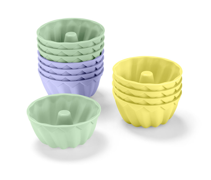 Stapel von Mini-Gugelhupfformen in Hellgrün, Lila und Gelb.