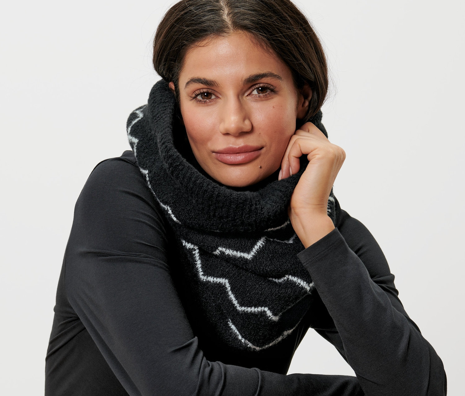 Frau mit einem Strick-Loop.